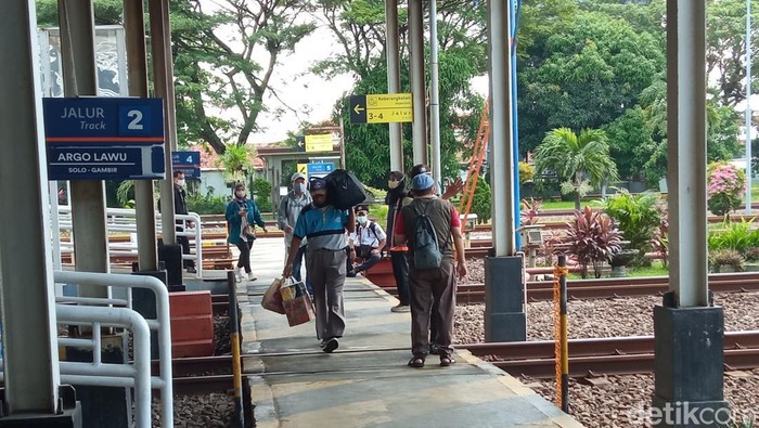 Suasana di stasiun Cirebon Kejaksan pada H-2 Lebaran 2023