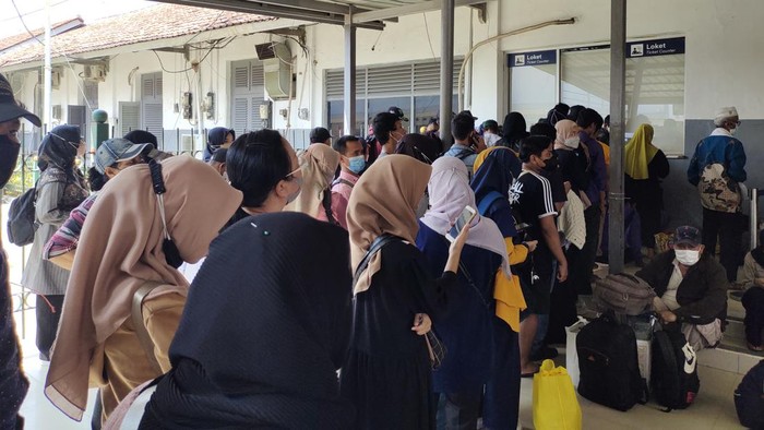 Suasana di Stasiun Rangkasbitung, Banten pada H-2 Lebaran, Kamis (20/4/2023).
