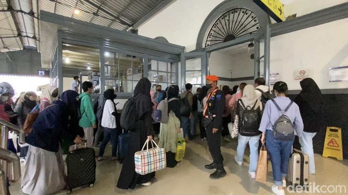 Suasana di Stasiun Sukabumi.