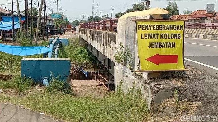 Suasana penyebrangan kolong jembatan Kali Maja di Indramayu