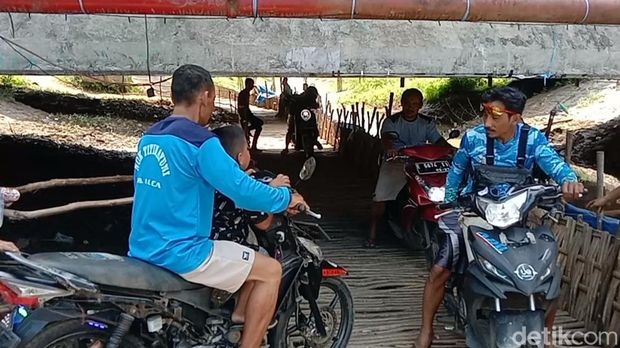 Suasana penyebrangan kolong jembatan Kali Maja di Indramayu