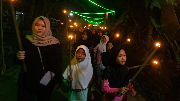 Takbir Keliling Sambut Idul Fitri di Yogyakarta Sejumlah anak-anak mengikuti takbir keliling dengan membawa obor bambu di Minggir, Sleman, D.I Yogyakarta, Kamis (20/4/2023). Takbir keliling yang diikuti oleh ratusan perserta dengan berjalan berkeliling kampung ke kampung tersebut untuk menyambut malam hari raya Idul Fitri 1444 H. ANTARA FOTO/Andreas Fitri Atmoko/YU
