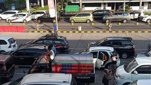 Suasana antrean kendaraan di Pelabuhan Gilimanuk, Kamis (20/4/2023).