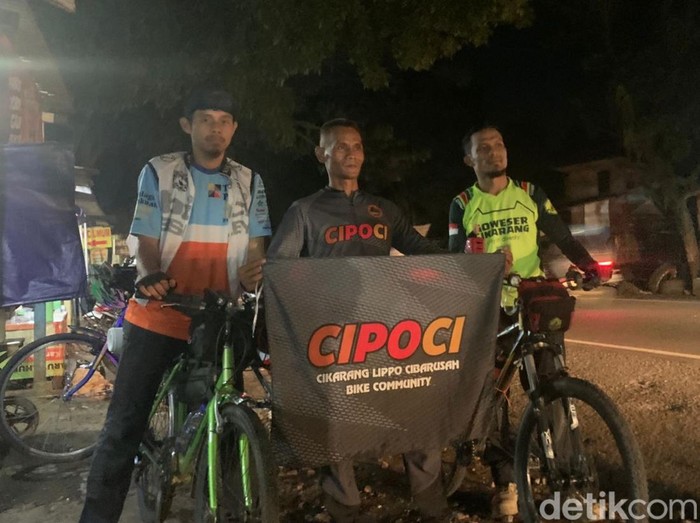 Tiga pemudik asal Cikarang gowes ke kampung halaman.
