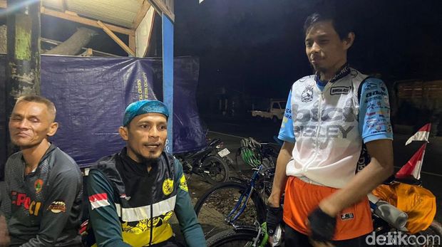 Tiga pemudik asal Cikarang gowes ke kampung halaman.