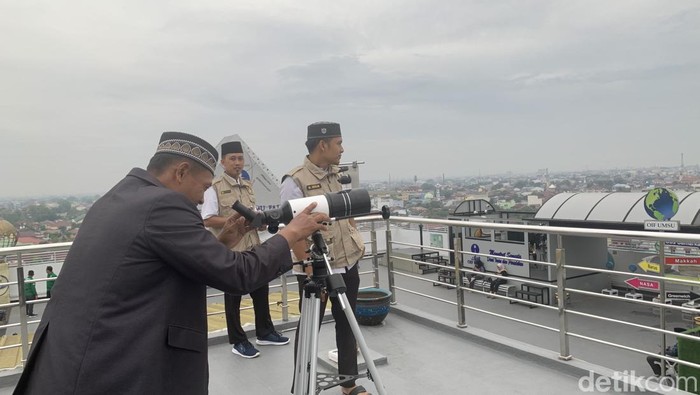 Tim OIF Sumut saat memantau posisi hilal di Medan. (Kartika Sari/detikSumut) Tim OIF Sumut saat memantau posisi hilal di Medan. (Kartika Sari/detikSumut)
