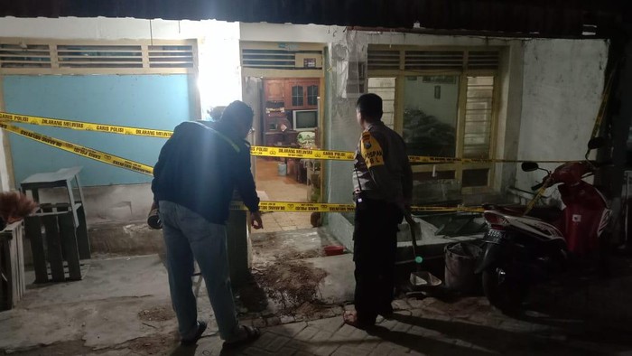 TKP rumah kakek di Lamongan yang ditusuk orang tak dikenal saat salat tarawih