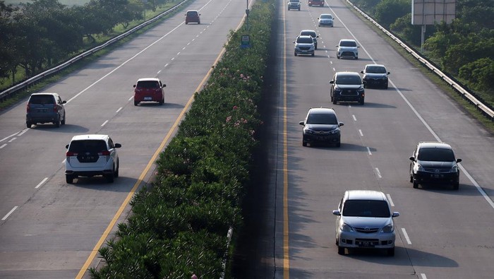 Kendaraan pemudik dari arah Surabaya dan Nganjuk melintas di ruas tol Jombang-Mojokerto (Jomo) Kedungmlati, Kabupaten Jombang, Jawa Timur, Kamis (20/4/2023). Pada H-2 lebaran Idul Fitri 2023, ruas tol Jombang-Mojokerto dari arah Surabaya dan Madiun terpantau ramai lancar. ANTARA FOTO/Syaiful Arif/aww.