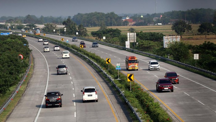 Kendaraan pemudik dari arah Surabaya dan Nganjuk melintas di ruas tol Jombang-Mojokerto (Jomo) Kedungmlati, Kabupaten Jombang, Jawa Timur, Kamis (20/4/2023). Pada H-2 lebaran Idul Fitri 2023, ruas tol Jombang-Mojokerto dari arah Surabaya dan Madiun terpantau ramai lancar. ANTARA FOTO/Syaiful Arif/aww.
