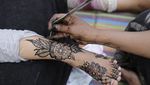 Tradisi Lukis Tangan Pakai Henna untuk Sambut Lebaran