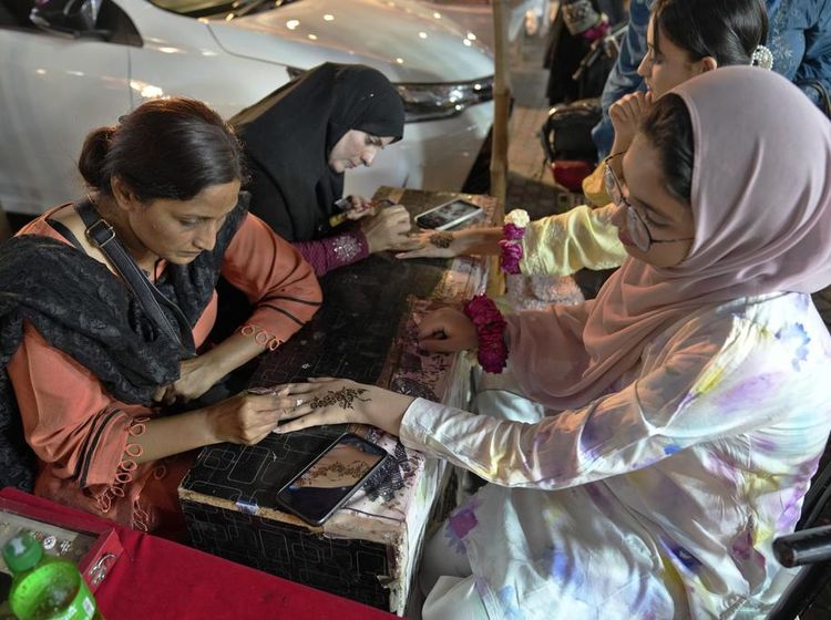 Tradisi Lukis Tangan Pakai Henna untuk Sambut Lebaran