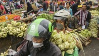 Kulit ketupat terbuat dari daun kelapa dan isinya adalah beras. detikers, sudah bikin ketupat belum? 
