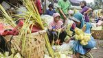 Tumpah Ruah Pedagang Kulit Ketupat Jelang Lebaran