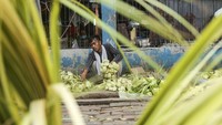 Ketupat memang diidentikan dengan Lebaran, sehingga masyarakat banyak yang membuatnya untuk hidangan makan saat Idul Fitri. 