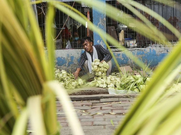 Tumpah Ruah Pedagang Kulit Ketupat Jelang Lebaran