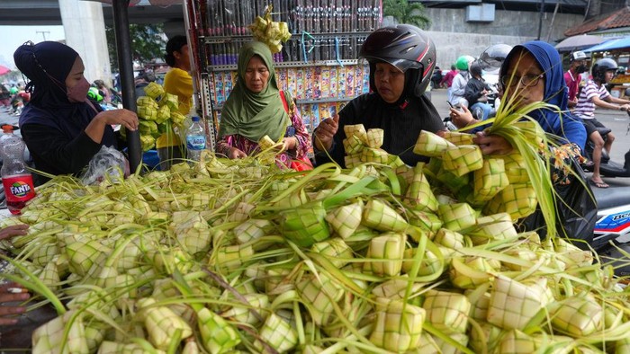 Customers in front of a ketupat stall at Kebayoran Lama market in Jakarta, Indonesia, on Wednesday, April 19, 2023. Indonesias central bank this week kept its benchmark interest rate unchanged for a third straight month on the back of a stronger currency and fading price pressures. Photographer: Dimas Ardian/Bloomberg via Getty Images