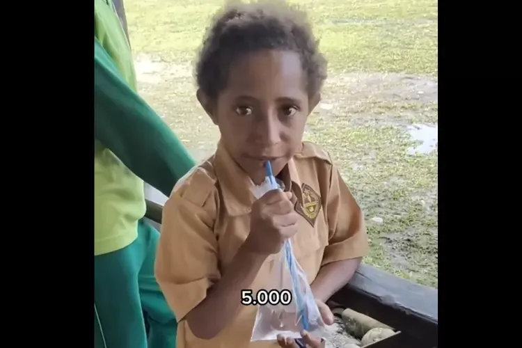 Viral Harga Air Putih di Kantong Plastik Rp 5 Ribu di Papua Bikin Netizen Kaget