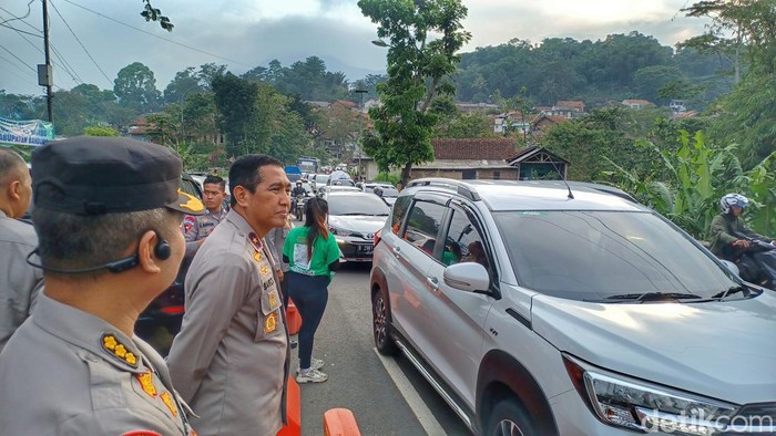 Wakapolda Jabar saat pantau arus mudik di Jalur Nagreg.