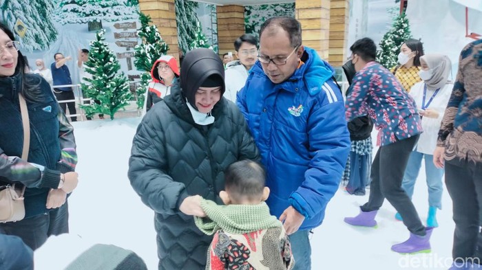 Wali Kota Makassar Danny Pomanto bersama istri di Trans Snow World TSM Makassar.
