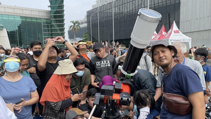 Warga antusias melihat fenomena gerhana matahari hibrida di Taman Ismail Marzuki, Jakpus, Kamis (20/4/2023).