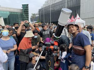 Warga Ramai Datangi Taman Ismail Marzuki saat Gerhana Matahari Hibrida