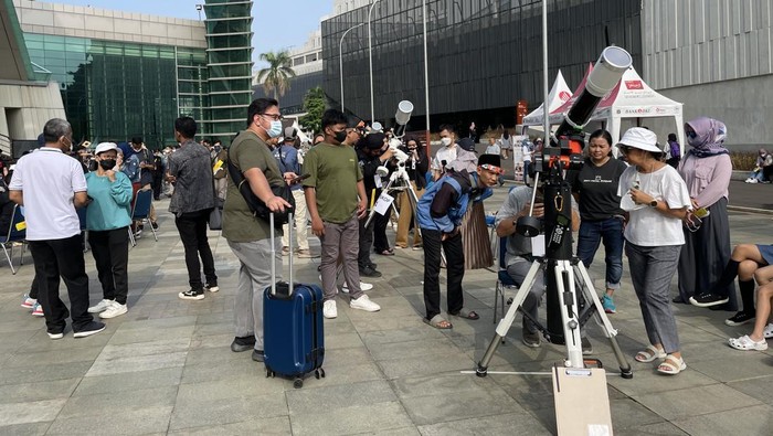 Warga antusias nobar gerhana matahari hibrida di TIM
