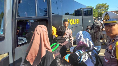 Polres Buleleng memberangkatkan 23 warga dalam program mudik gratis. Bahkan, mereka diantar dan dikawal patwal sampai ke pelabuhan.