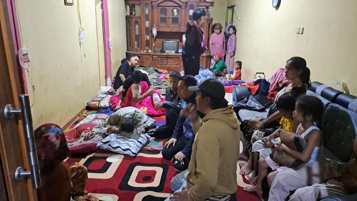 Warga korban keracunan es kelapa di Purwakarta.