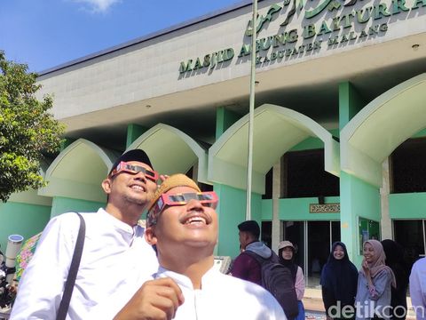 warga melihat gerhana matahari hibrida di halaman masjid Baiturrahman Kepanjen