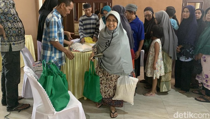 Warga saat terima sembako di Medan (Kartika/detikSumut)