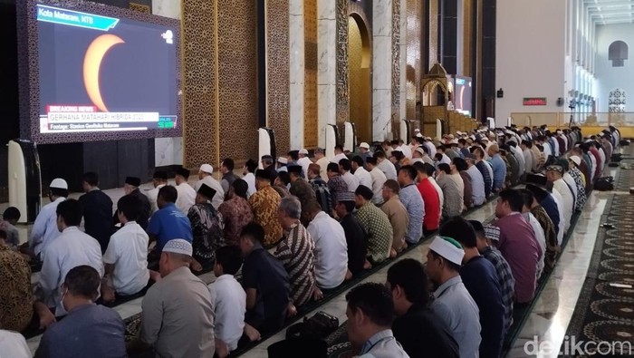 warga salat gerhana matahari hibrida di surabaya