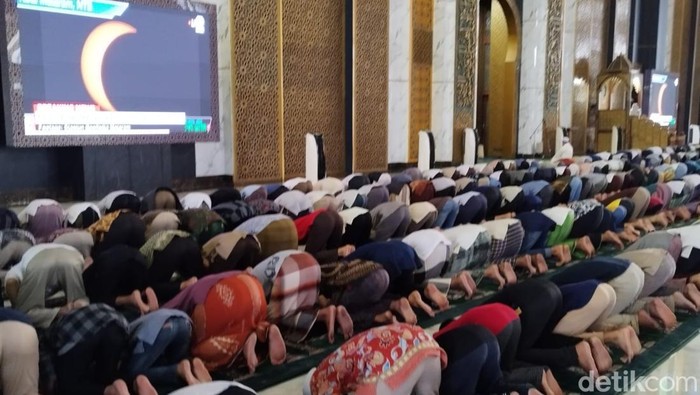 warga salat gerhana matahari hibrida di surabaya