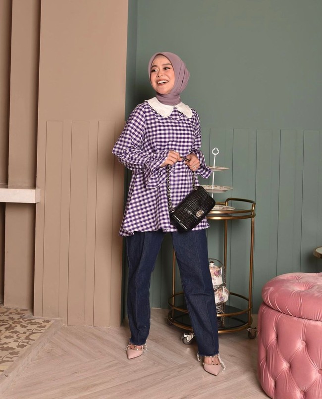 Atasan ini juga bisa menjadi pilihan kamu saat Lebaran dan berkumpul bersama keluarga. Detail collar pada bagian leher bisa membuat kamu semakin feminin. Foto: Dok. Instagram @lestykejora.