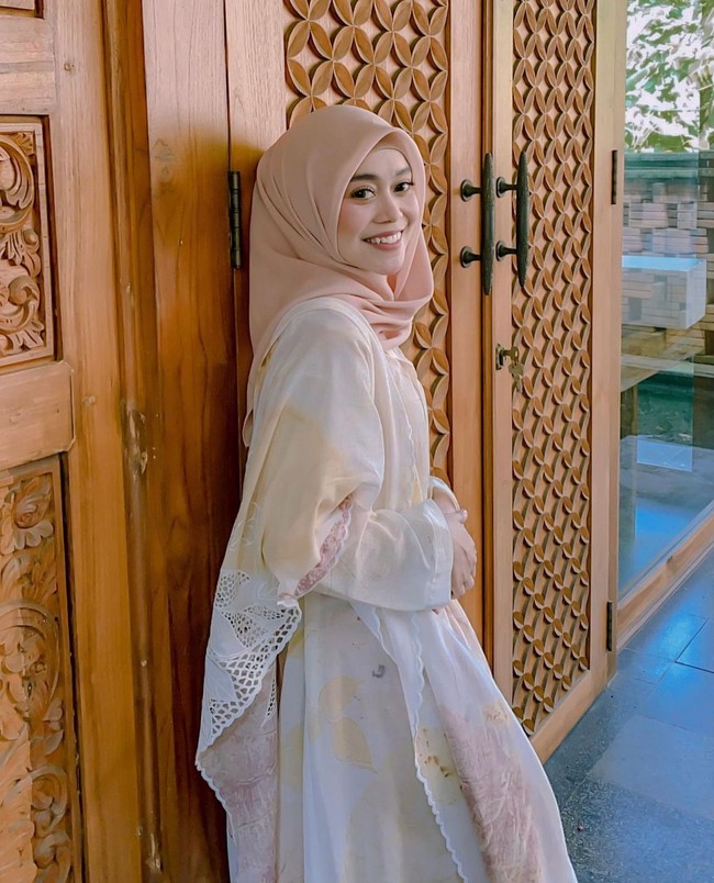 Lesti mengenakan gamis dengan bahan mix brocade yang bisa kamu pakai saat lebaran. Istri Rizky Billar ini memadukan gamis dengan hijab segi empat. Foto: Dok. Instagram @lestykejora.