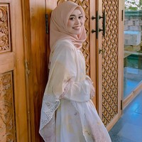 Lesti mengenakan gamis dengan bahan mix brocade yang bisa kamu pakai saat lebaran. Istri Rizky Billar ini memadukan gamis dengan hijab segi empat. Foto: Dok. Instagram @lestykejora.