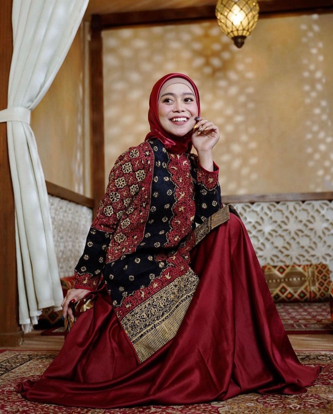 Selanjutnya kamu bisa mengenakan busana dengan motif etnik khas Lesti Kejora, yang bernuansa serba merah marun juga banyak dijual di Pasar Tanah Abang. Biasanya terdapat berbagai pilihan warna yang bisa menyesuaikan gaya kamu. Foto: Dok. Instagram @lestykejora.