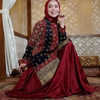Selanjutnya kamu bisa mengenakan busana dengan motif etnik khas Lesti Kejora, yang bernuansa serba merah marun juga banyak dijual di Pasar Tanah Abang. Biasanya terdapat berbagai pilihan warna yang bisa menyesuaikan gaya kamu. Foto: Dok. Instagram @lestykejora.