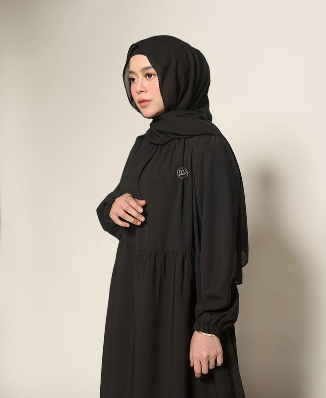 Kamu juga bisa sontek gaya busana Lesti Kejora yang serba hitam. Koleksi tunik ini juga banyak dijual di Pasar Tanah Abang mulai dari bahan crinkle, crepe dan kaus mulai dari harga Rp 150 ribu.  Foto: Dok. Instagram @lestykejora.