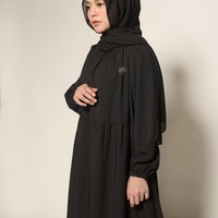 Kamu juga bisa sontek gaya busana Lesti Kejora yang serba hitam. Koleksi tunik ini juga banyak dijual di Pasar Tanah Abang mulai dari bahan crinkle, crepe dan kaus mulai dari harga Rp 150 ribu.  Foto: Dok. Instagram @lestykejora.
