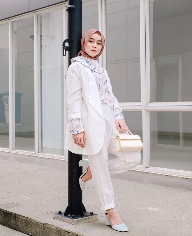 Blazer dan palazzo pants putih juga bisa kamu padu padankan dengan blouse motif untuk dipakai saat Hari Raya Idul Fitri. Seperti yang dipakai oleh Lesti Kejora dalam foto ini.  Foto: Dok. Instagram @lestykejora.