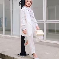 Blazer dan palazzo pants putih juga bisa kamu padu padankan dengan blouse motif untuk dipakai saat Hari Raya Idul Fitri. Seperti yang dipakai oleh Lesti Kejora dalam foto ini.  Foto: Dok. Instagram @lestykejora.