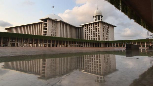  A view of exterior building Istiqlal Grand Mosque in Jakarta, Indonesia on March 10, 2023. Istiqlal Mosque is largest mosque in South East Asia, established on 1961. the first Istiqlal Mosque, is the largest mosque in Southeast Asia, this mosque was built in 1961, the first construction of this mosque was initiated by the President of Indonesia at that time Soekarno. The Istiqlal Mosque building consists of five floors and one ground floor, the main building has a large dome with an area of 45 meters which is supported by 12 large pillars. A single minaret 96 meters high rises in the south corner of the mosque's hall. This mosque can accommodate more than 200,000 worshippers. (Photo by Eko Siswono Toyudho/Anadolu Agency via Getty Images)