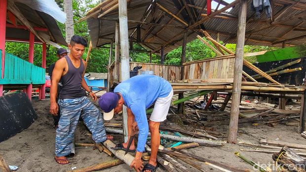 Acun sedang memperbaiki bale-bale miliknya.