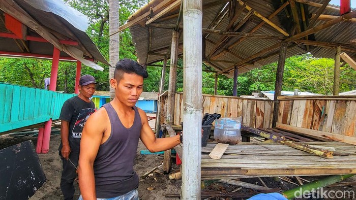 Acun sedang memperbaiki bale-bale miliknya.