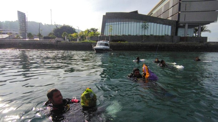 Aksi bersih sampah dasar laut pada Hari Peduli Sampah Nasional (HPSN) 2023 di Perairan Labuan Bajo. (Istimewa)
