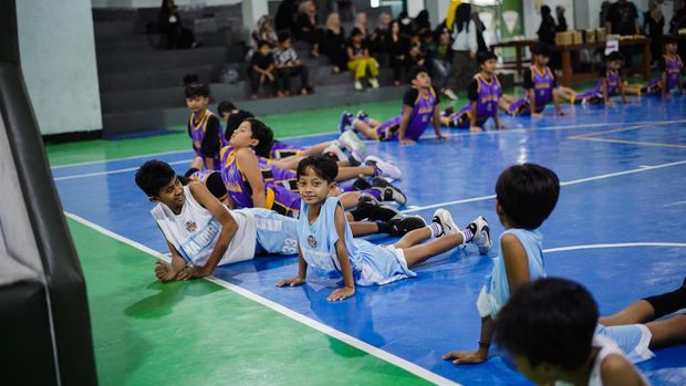 Aktivitas siswa SD di Cimahi berlatih basket.