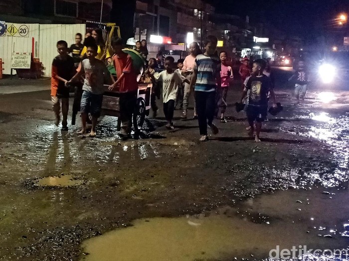 Anak-anak di Jambi takbiran keliling melintasi jalan rusak. (Ferdi/detikSumut)