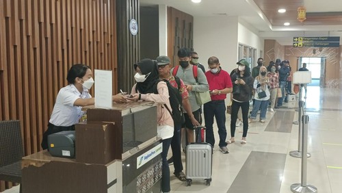 Arus mudik Lebaran 2023 di Bandara El Tari Kupang, NTT, Jumat (21/4/2023).