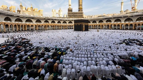 Pemerintah Arab Saudi mengumumkan Lebaran Idul Fitri pada Jumat 21 April 2023. Umat muslim pun melaksanakan salat Idul Fitri di Masjidil Haram hari ini.