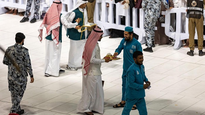 Pemerintah Arab Saudi mengumumkan Lebaran Idul Fitri pada Jumat 21 April 2023. Umat muslim pun melaksanakan salat Idul Fitri di Masjidil Haram hari ini.